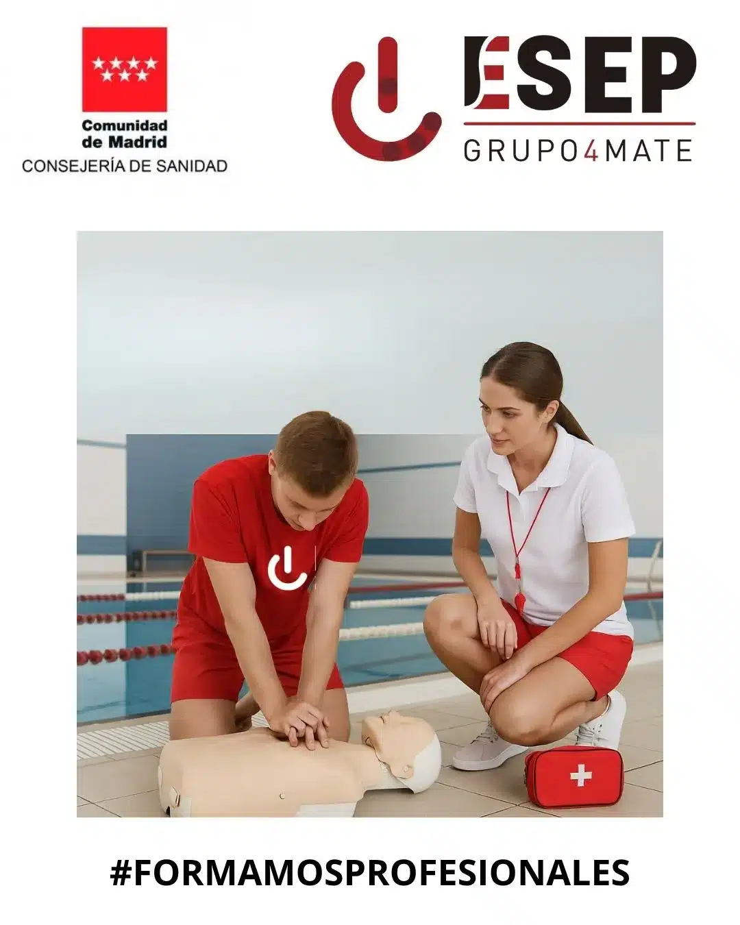 Alumno practicando RCP y primeros auxilios en clase práctica de socorrismo