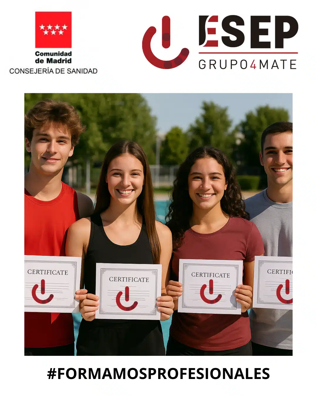 Jóvenes sonrientes mostrando sus certificados tras finalizar con éxito el curso de socorrismo junto a una piscina en Madrid.